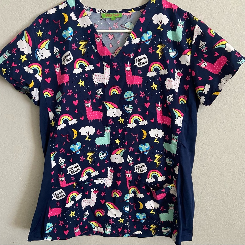 Green Town S scrub top with colorful llama and rainbow print w/ 2 front pockets